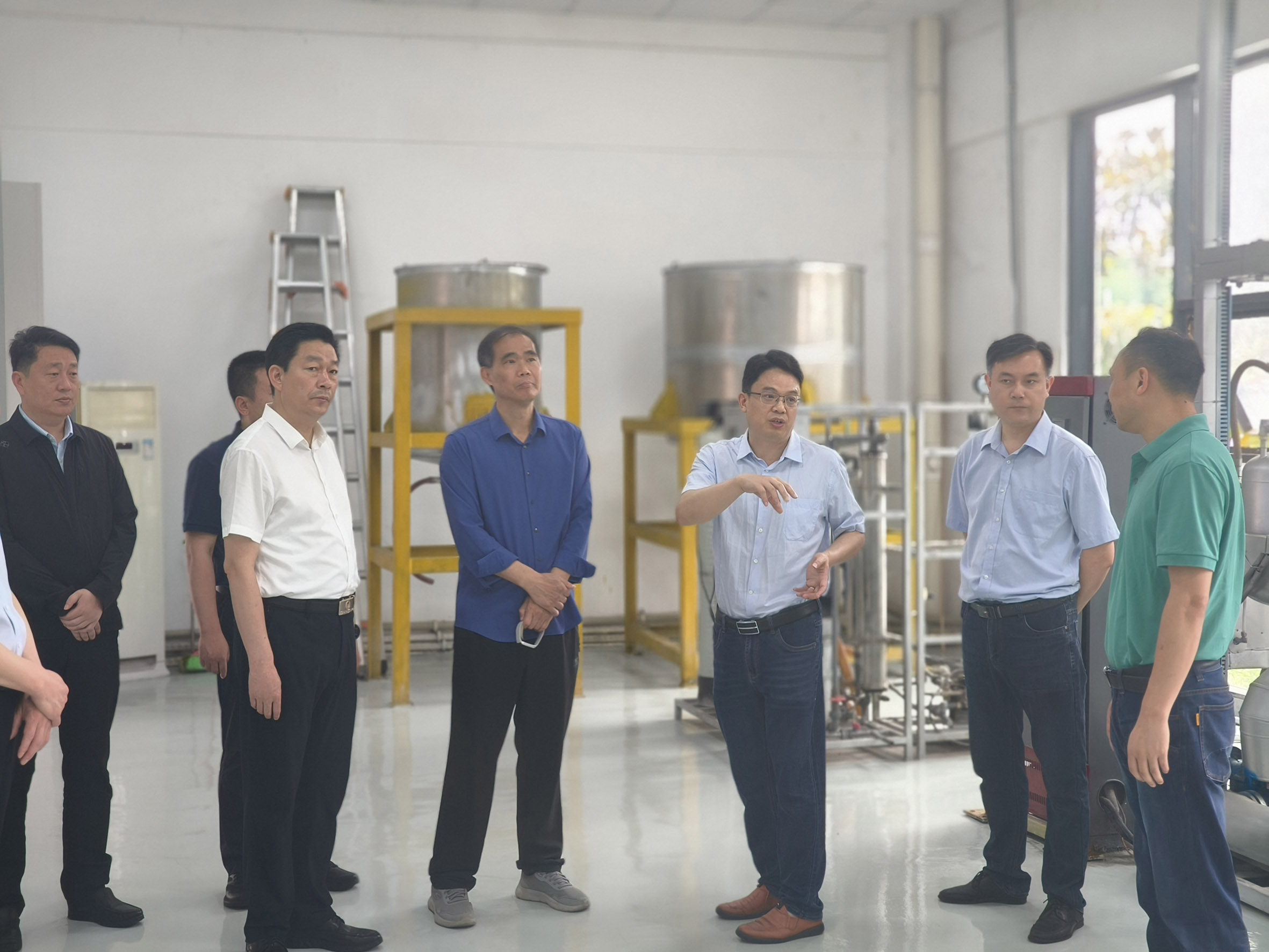 河南省平顶山市叶县常务副县长肖志举一行莅临自贡轻工院调查